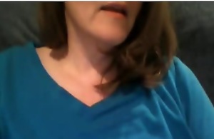 Mature wife demonstrates the brush boobs online