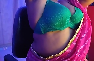 Desi Girl Opens Her Green Bra And Grabs
